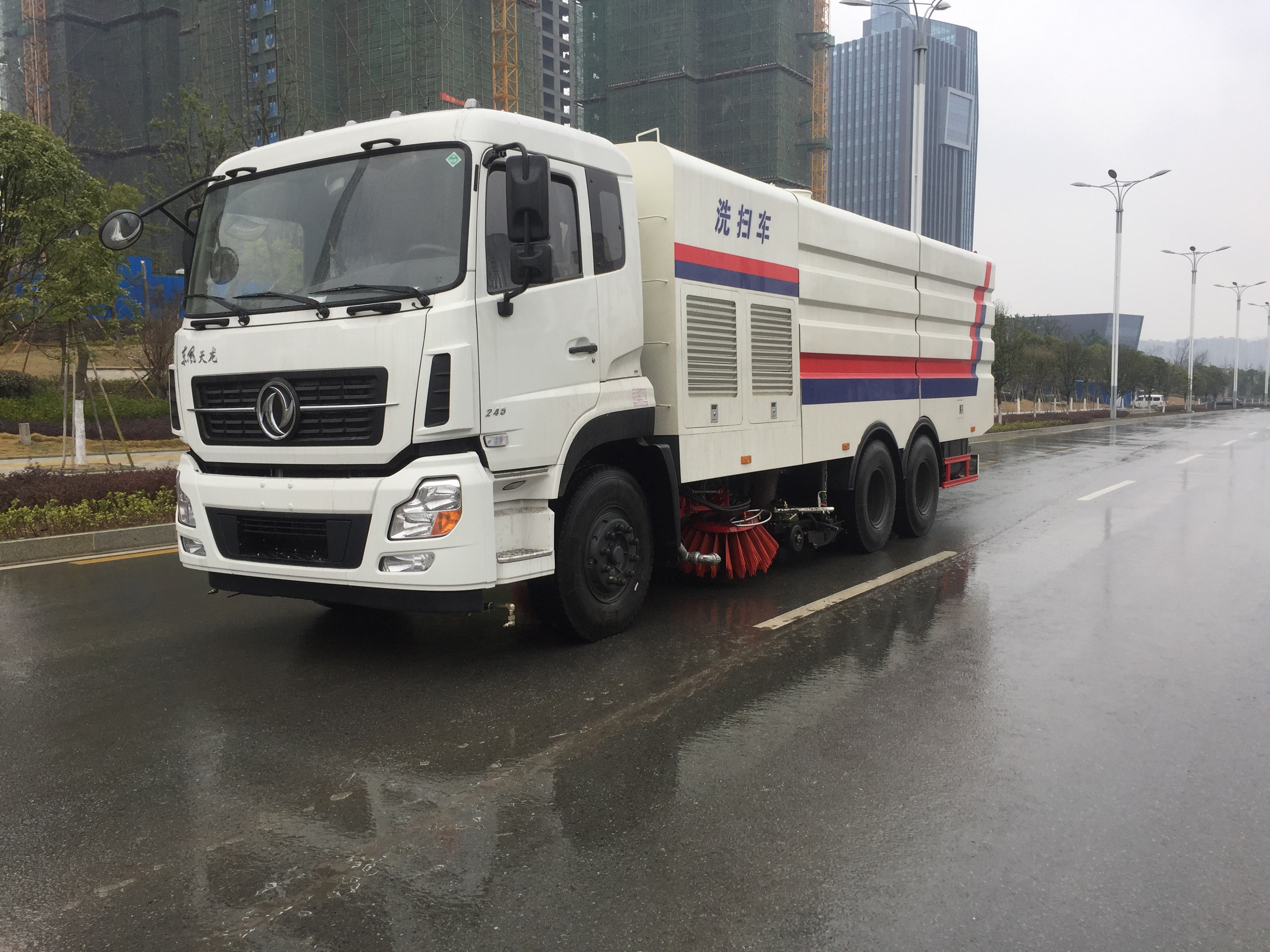東風(fēng)天龍大型洗掃車(chē)